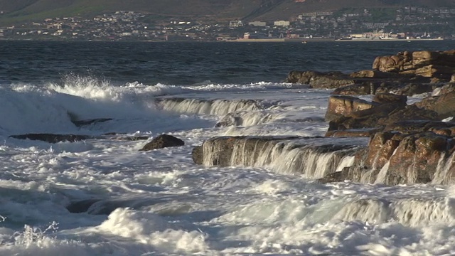 海浪冲击着海岸岩石，开普敦，南非视频素材