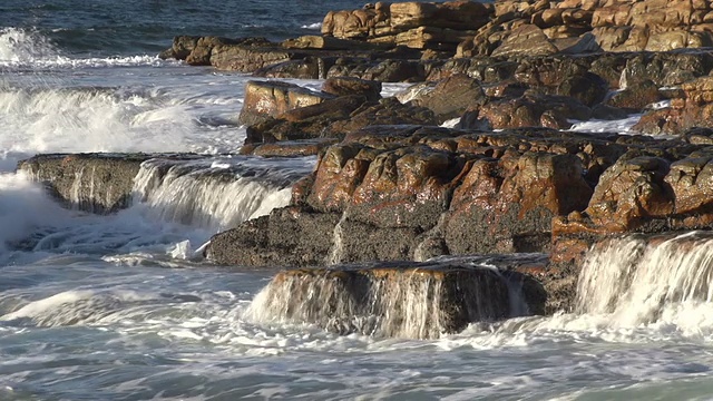 海浪冲击着海岸岩石，开普敦，南非视频素材