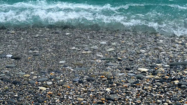 鹅卵石在海滩上玩耍视频素材