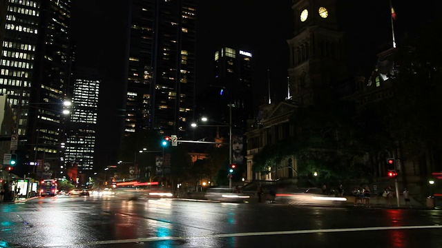 城市街道夜间交通和行人时间流逝视频素材