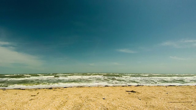 海滩和海浪在海岸上视频素材