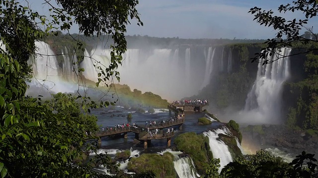 游客参观伊瓜苏瀑布，Foz do Iguacu，巴西视频素材