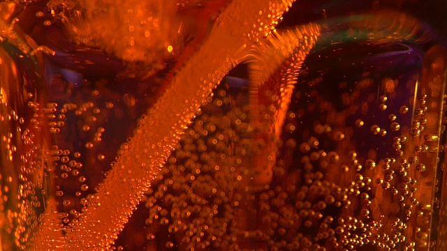 红色鸡尾酒与飞溅，气泡，烈酒，特写，微距，慢镜头视频素材
