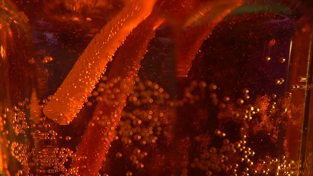 红色鸡尾酒与飞溅，泡沫，近景，混合宏，慢动作视频素材