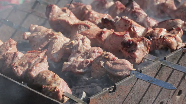 烹饪烤肉串视频素材