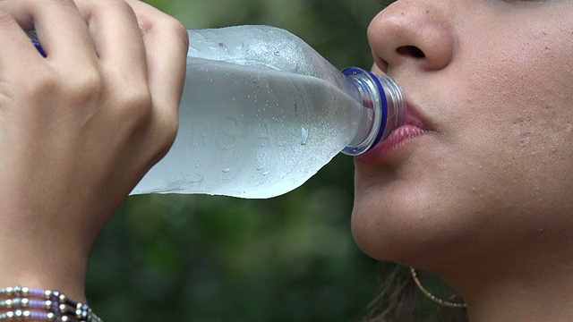 女人，水瓶，饮料，饮料视频素材