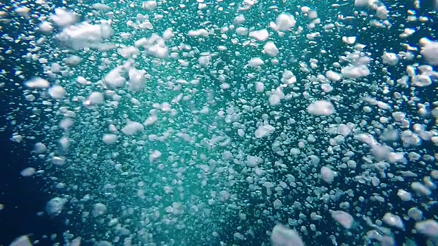 蓝色海洋中的气泡从深海升起视频素材