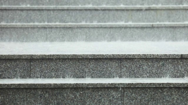 雨落在花岗岩台阶上视频素材