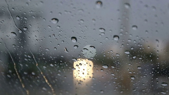 雨点落在路上的汽车上。视频素材