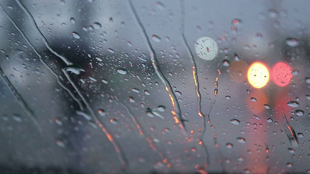 雨点落在路上的汽车上。视频素材