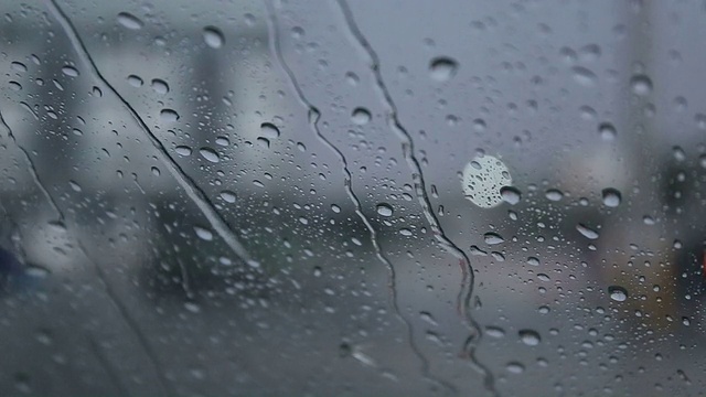 雨点落在路上的汽车上。视频素材