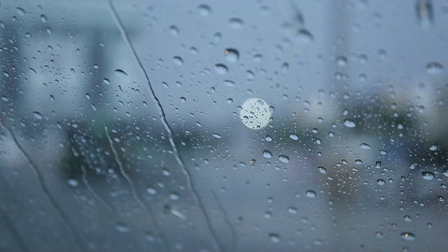 雨点落在路上的汽车上。视频素材