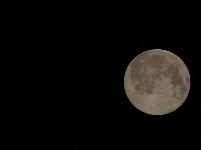 夜空中满月的时间在流逝视频素材