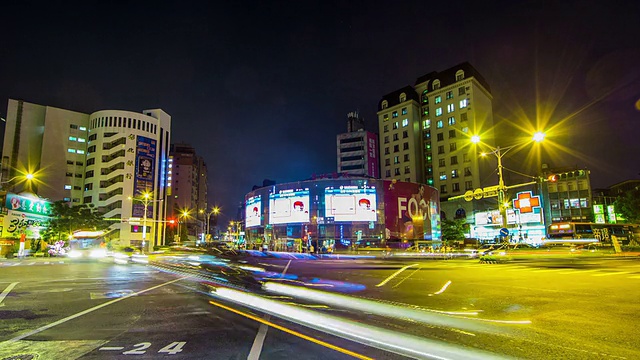 时间推移-交通和乘客在路口的夜晚视频素材