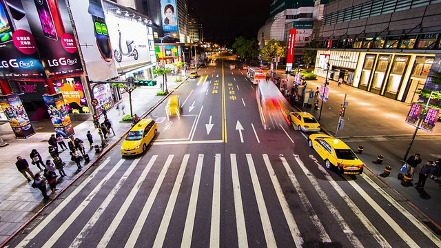 时间流逝——乘客在夜晚与车辆一起过马路视频素材