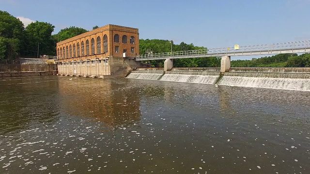 乡村，风景优美，乡村该死的河流与水电站视频素材