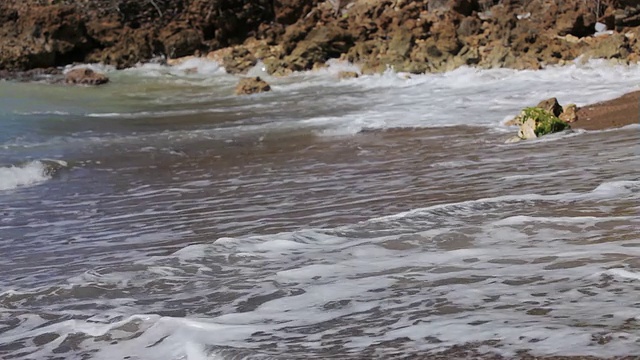 海浪拍打着热带海滩的沙滩视频素材