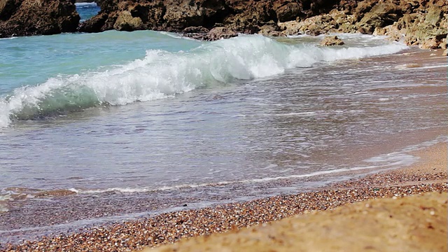 海浪拍打着热带海滩的沙滩视频素材