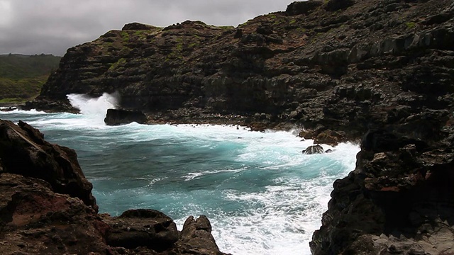 夏威夷毛伊岛北岸汹涌的海浪视频素材