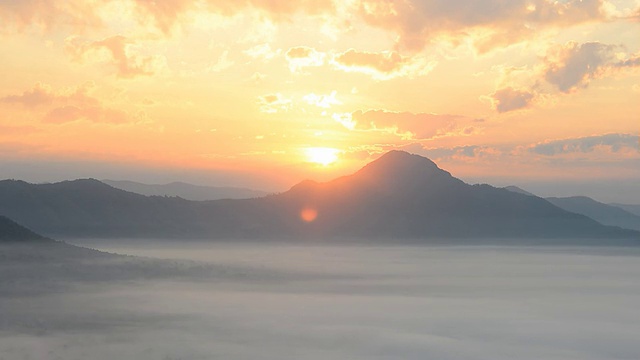 早晨太阳从山上升起视频素材