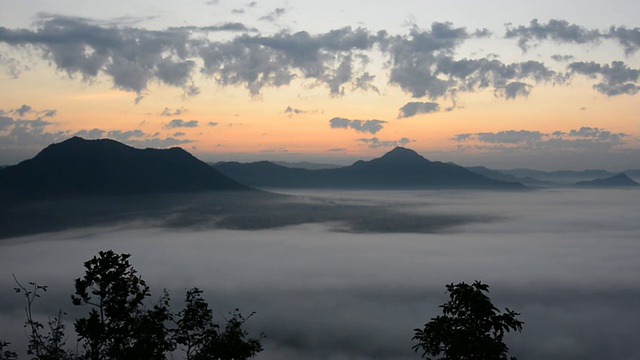 早晨太阳从山上升起视频素材