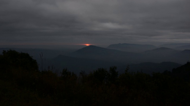 早晨太阳从山上升起视频素材