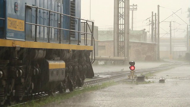 雨中行驶的机车/俄罗斯视频素材