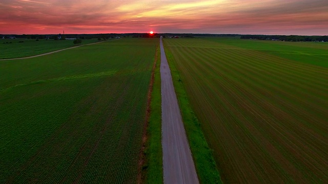 在夕阳下的乡间小路上滑行视频素材