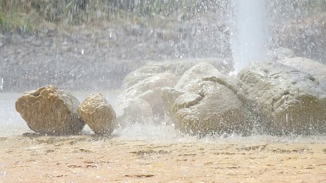 水滴在岩石地板上视频素材