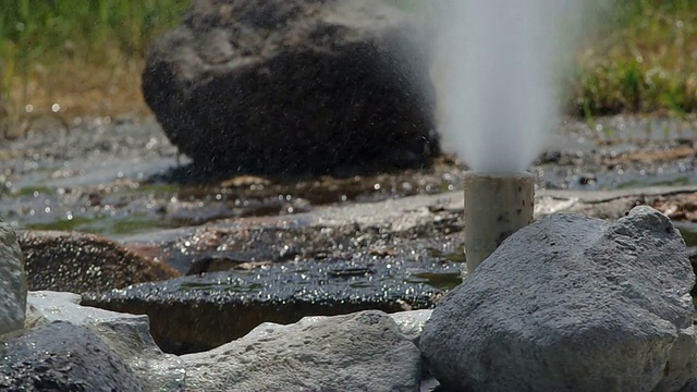 间歇泉的热水视频素材