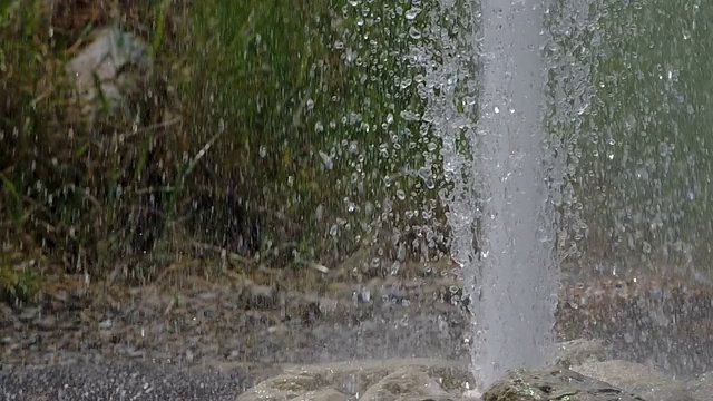 水喷发的节奏视频素材