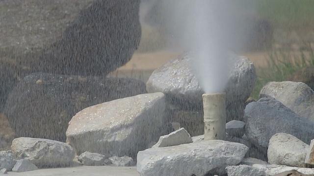 热水从管子里流出来视频素材