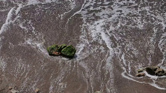 海浪拍打着热带海滩的沙滩视频素材