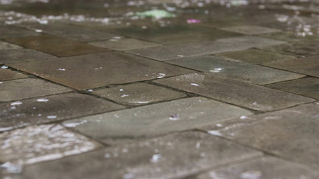 天井里铺着石板在雨中视频素材