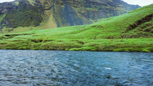 蓝河绿草，锯齿峰。视频素材