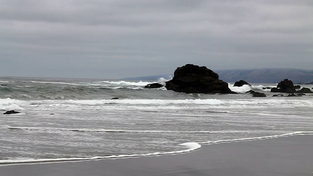 带有泡沫和岩石的北加州海滩海浪视频素材