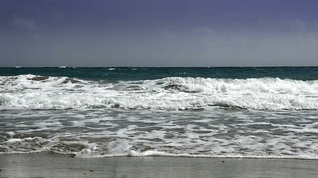 海滩上美丽的波浪视频素材