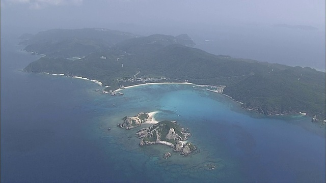 在冲绳东海和Tokashiki岛上空的空中轨迹视频素材