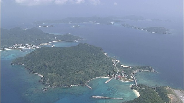 冲绳海洋和克拉马群岛上空的空中航迹视频素材