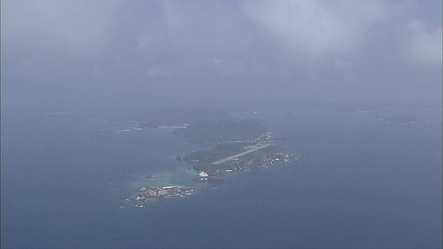 冲绳海洋和克拉马群岛上空的空中航迹视频素材