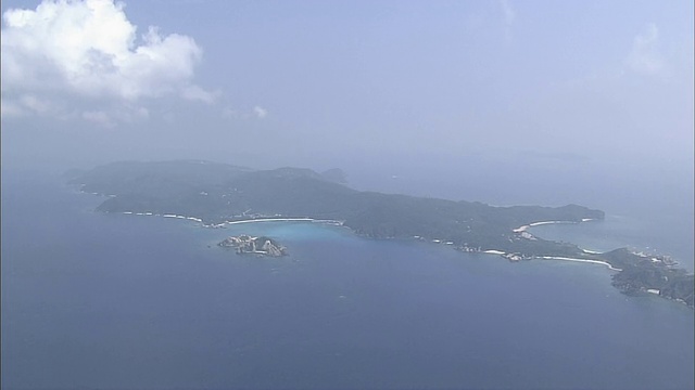 在冲绳东海和Tokashiki岛上空的空中轨迹视频素材