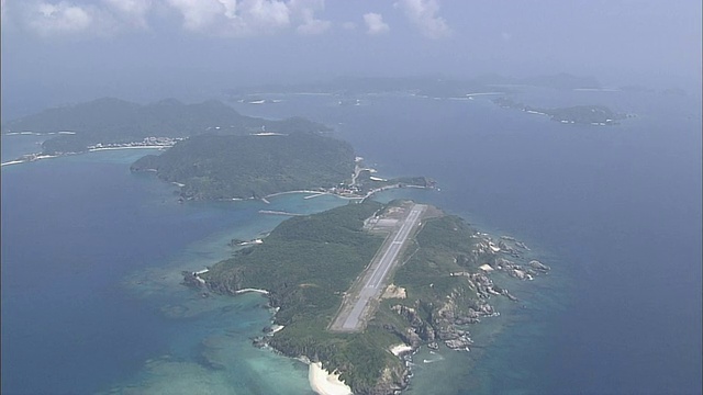 冲绳海洋和克拉马群岛上空的空中航迹视频素材