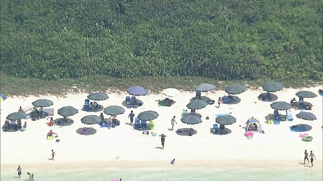 冲绳Tokashiki岛水晶清澈的水海滩上空的空中航迹视频素材