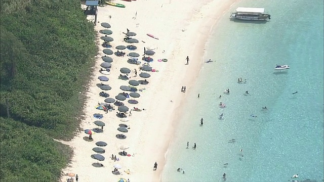 冲绳Tokashiki岛，空中水晶般清澈的水海滩视频素材