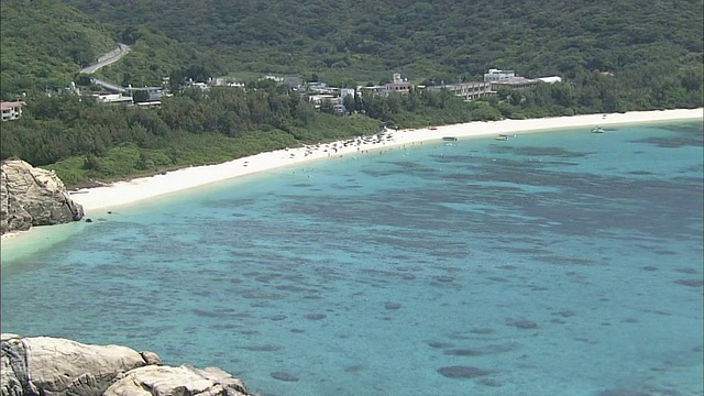 冲绳海洋和克拉马群岛上空的空中航迹视频素材