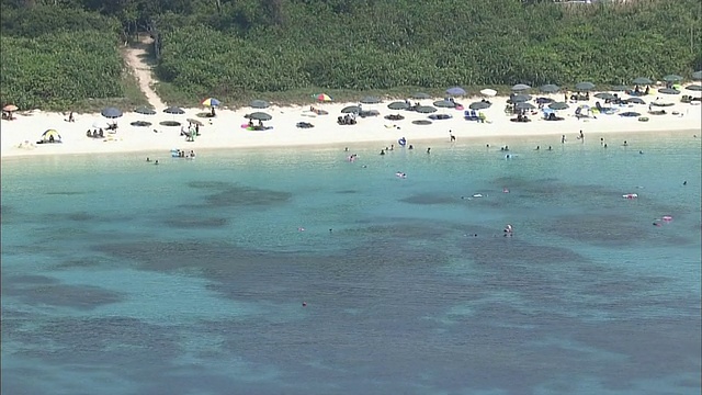 冲绳海洋和克拉马群岛上空的空中航迹视频素材