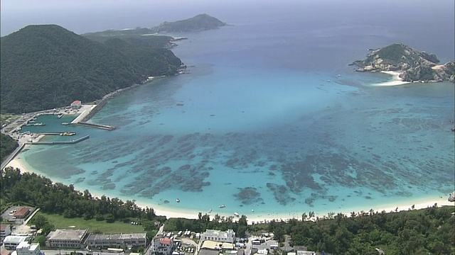 在冲绳东海和Tokashiki岛上空的空中轨迹视频素材