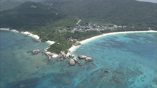 在冲绳东海和Tokashiki岛上空的空中轨迹视频素材