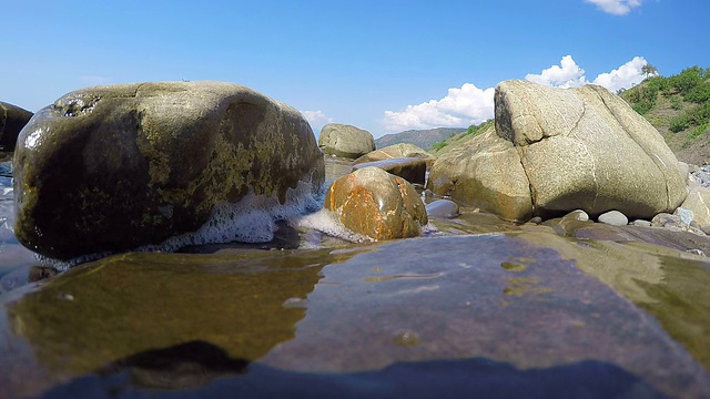 野生卵石滩，克里米亚海岸，低角度观赏视频素材