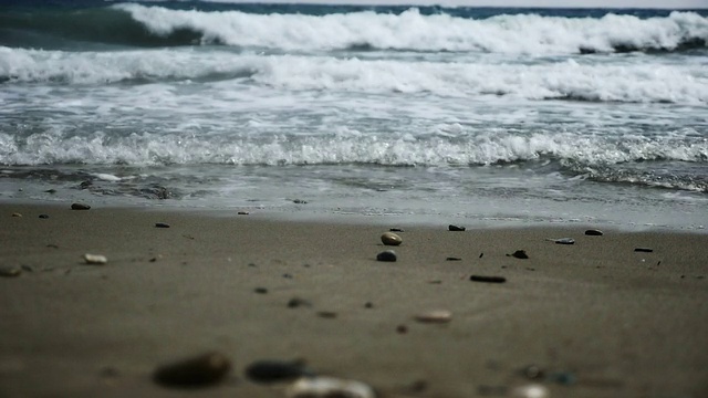 海滩上波浪的特写镜头视频素材